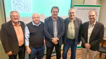 Lieser Belenzier (Diretor de Indústria - Acit), Nelson Gafuri (Presidente do Sindicato Rural de Toledo e diretor de Agronegócio da Acit), João Arthur Mohr (Superintendente Fiep), Mário Costenaro (Prefeito de Toledo) e Ademir Kopeginski (Presidente da Acit)